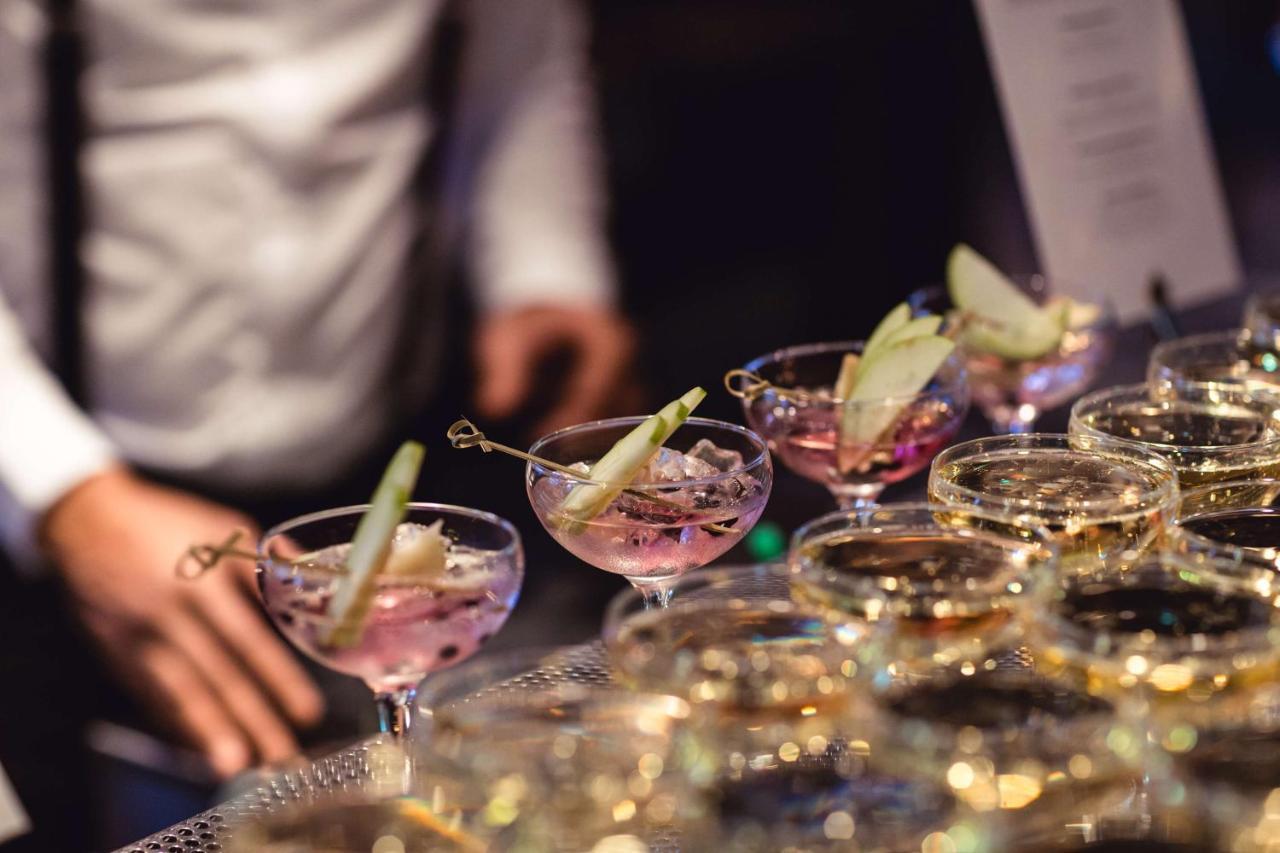 Radisson Collection, Strand Hotel, Stockholm Buitenkant foto A tray of cocktails